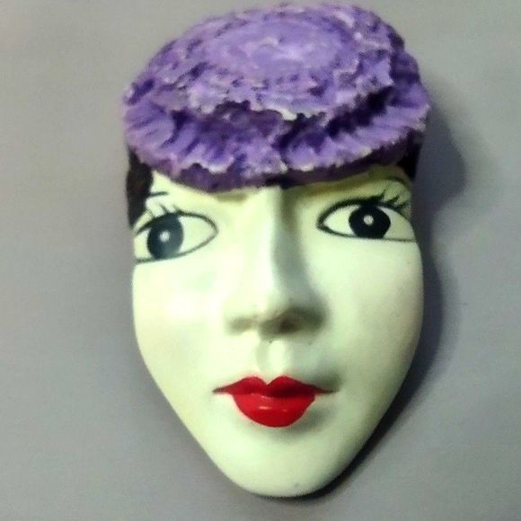 80's Vintage Victorian Lady Face with Purple Hat Brooch Pin - Picture 1 of 4
